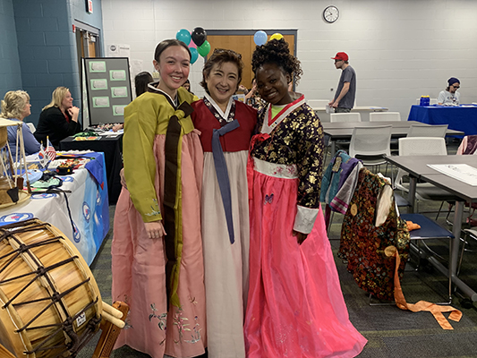 3 women with Japan outfits